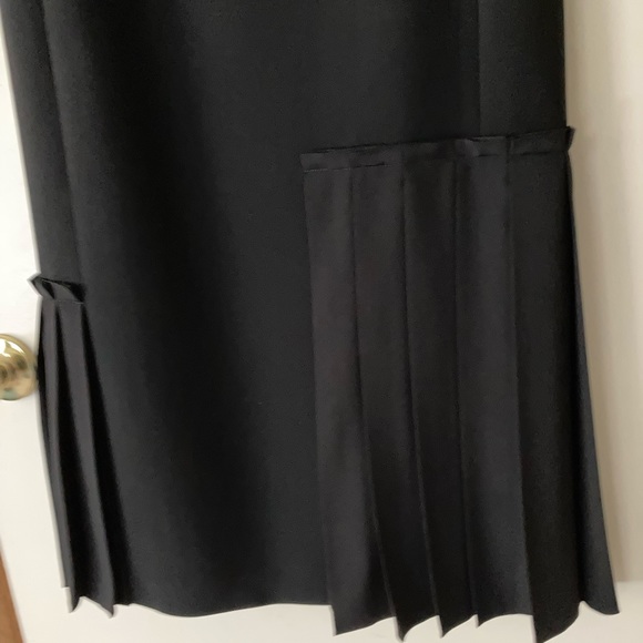 Max Mara black sleeveless boatneck pleat hem dress. 🆕 - Picture 9 of 10